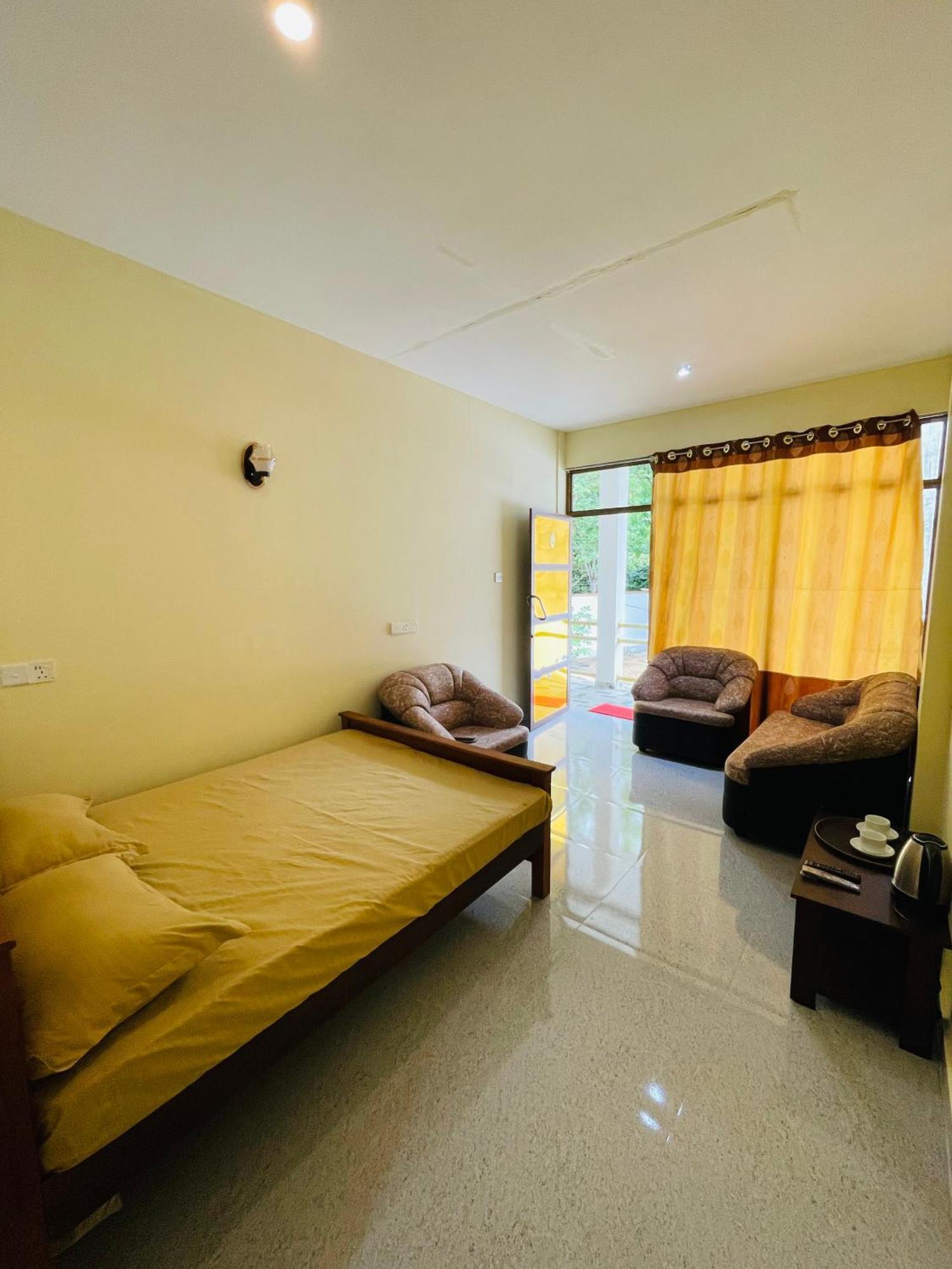 Great Victoria Palace Ratnapura Extérieur photo