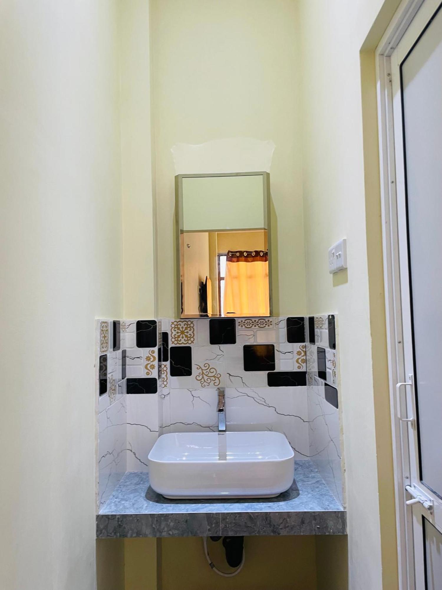 Great Victoria Palace Ratnapura Extérieur photo